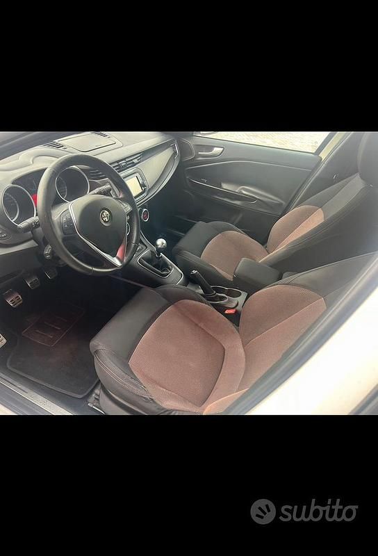 Usata Alfa Romeo Giulietta Distinctive 150 CV (110 kW) 2014 Bianco Utilitaria