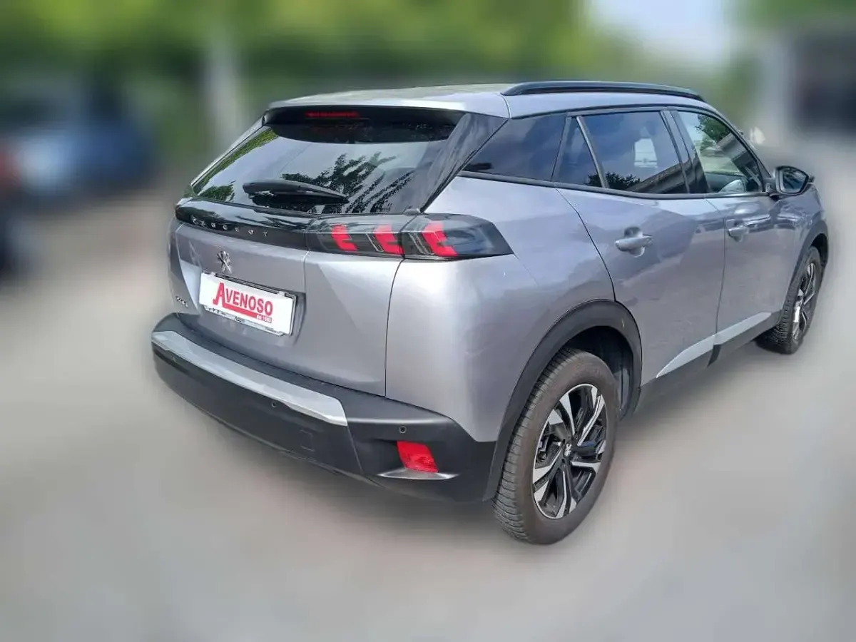 Usata Peugeot 2008 Allure 102 CV (75 kW) 2023 Argento metallizzato SUV