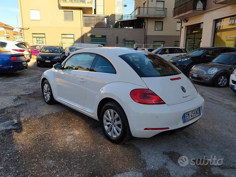 Usata VW Beetle Design 105 CV (77 kW) 2012 Bianco Utilitaria