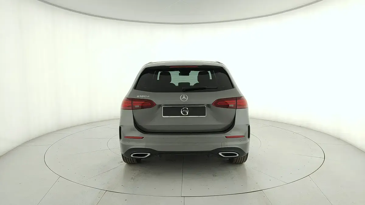 Gebraucht Mercedes B180 Advanced Plus 116 PS (85 kW) 2024 Grau Van / Kleinbus