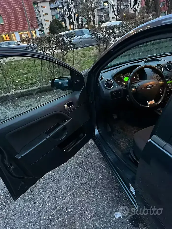 Usata Ford Fiesta 80 CV (58 kW) 2006 Grigio Utilitaria