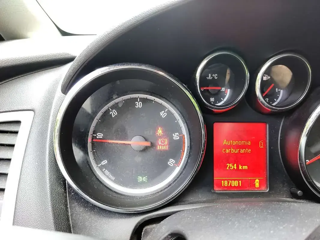 Usata Opel Astra 125 CV (91 kW) 2011 Nero Berlina