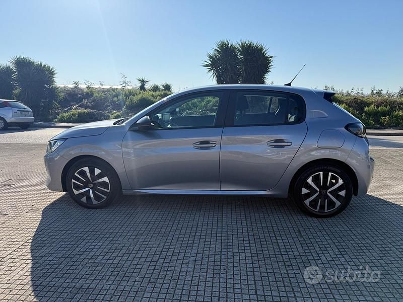 Usata Peugeot 208 Allure 75 CV (55 kW) 2023 Grigio Utilitaria