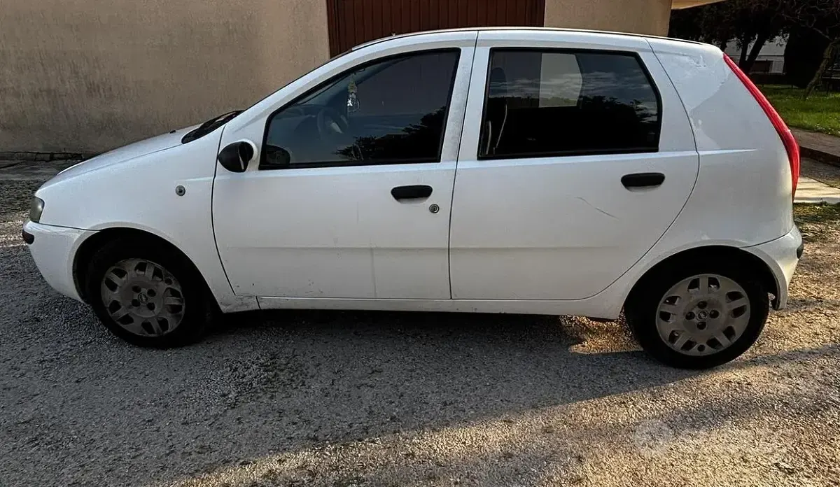 Usado Fiat Punto 60 CV (44 kW) 2001 Blanco Utilitario