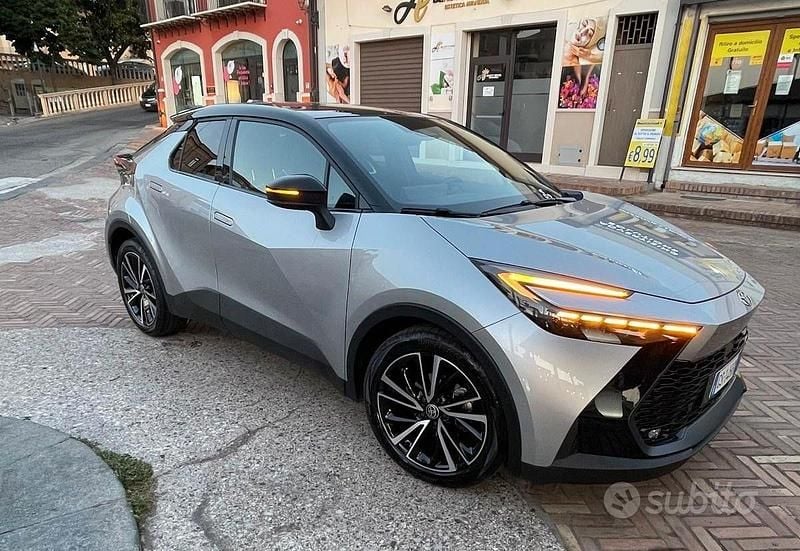 Argento Usata 2024 Toyota C-HR Lounge SUV | 27.500 € (Super prezzo) - Immagine 1/4