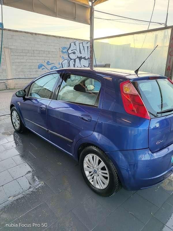 Usata Fiat Grande Punto Emotion 120 CV (88 kW) 2004 Blu/azzurro Utilitaria
