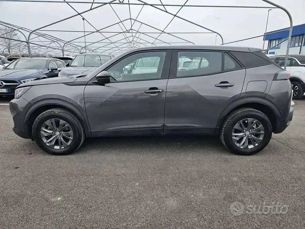 Usata Peugeot 2008 Active 131 CV (96 kW) 2023 Grigio platinium SUV
