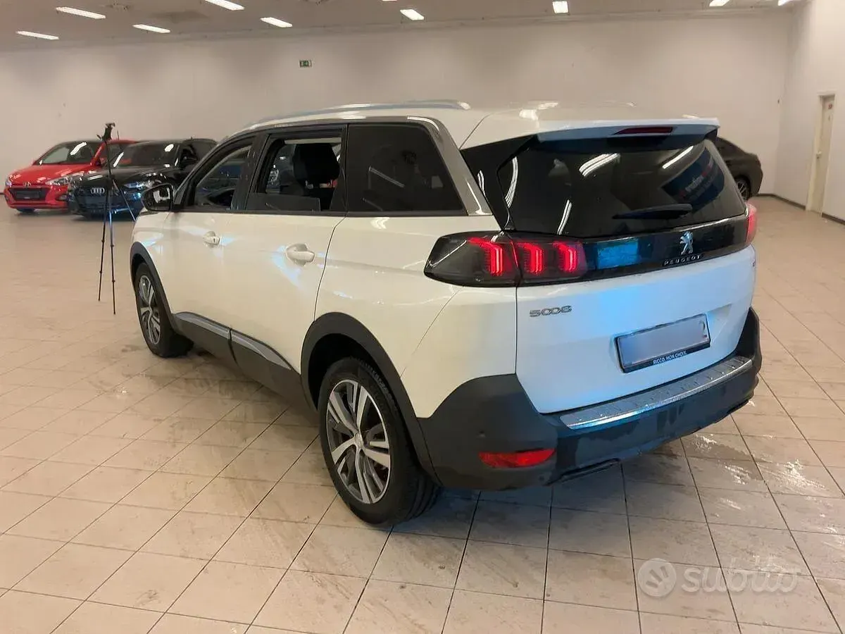 Usata Peugeot 5008 Allure 131 CV (96 kW) 2022 Bianco SUV