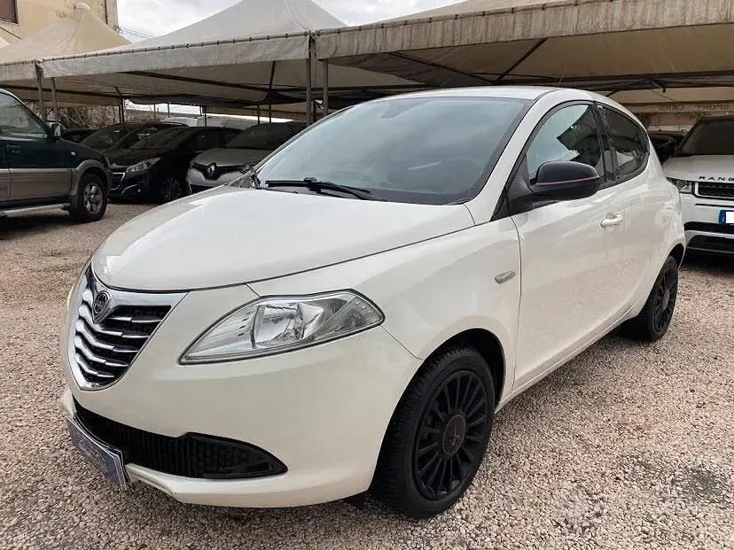 Usata Lancia Ypsilon 69 CV (50 kW) 2013 Bianco Utilitaria