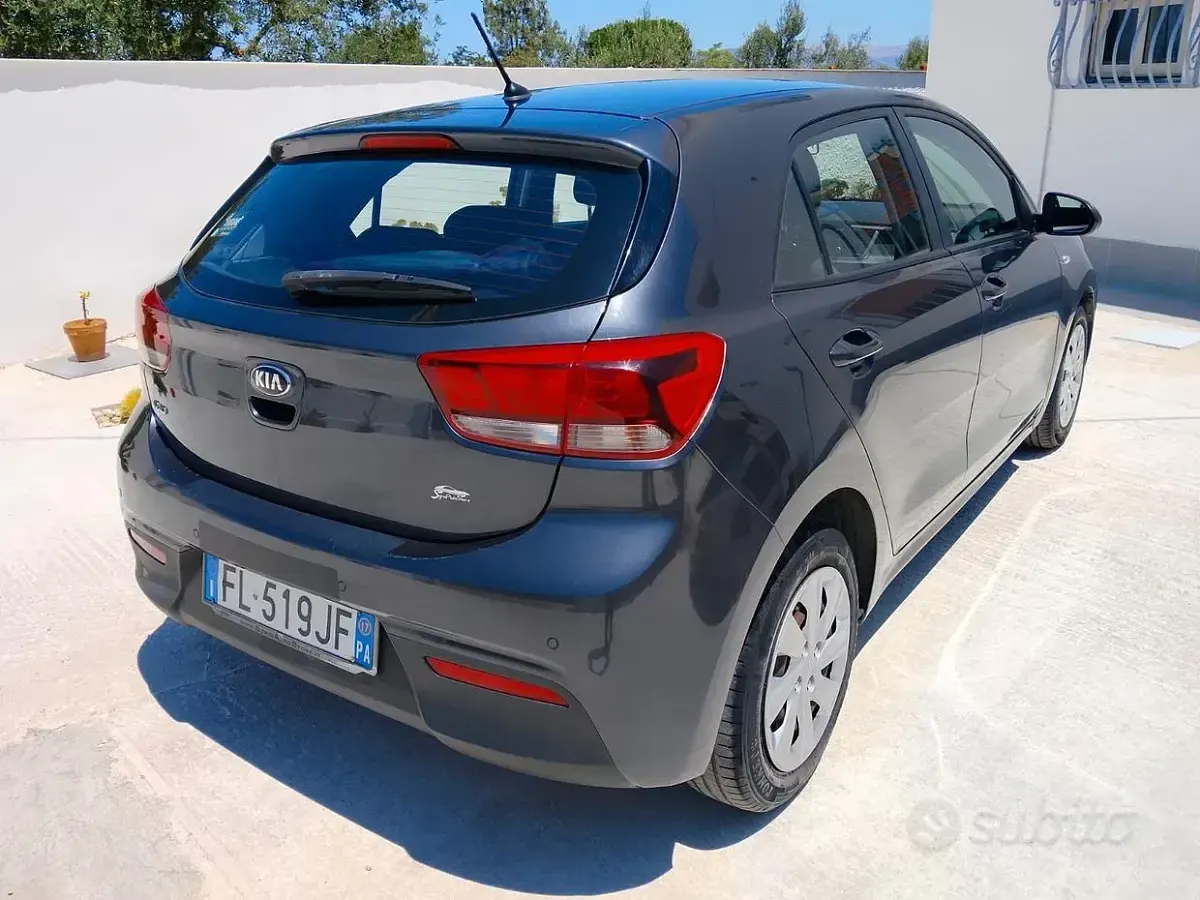 Usata Kia Rio 84 CV (61 kW) 2017 Nero Berlina