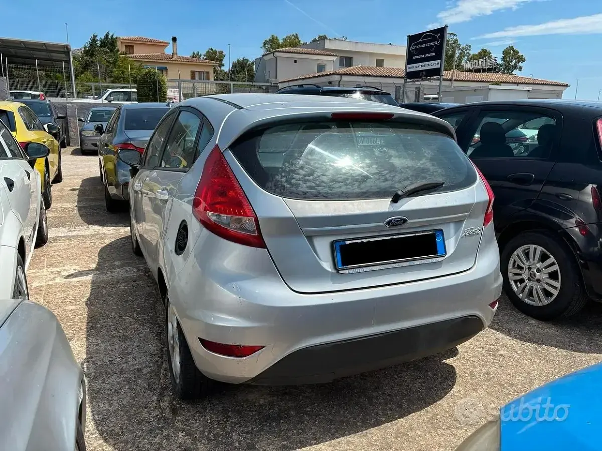 Usata Ford Fiesta 70 CV (51 kW) 2012 Grigio Berlina