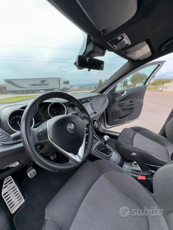 Usata Alfa Romeo Giulietta 120 CV (88 kW) 2018 Argento Berlina