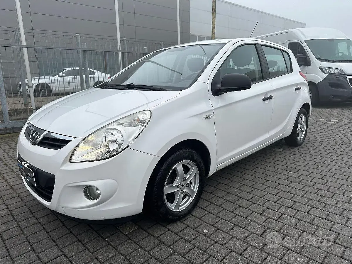 Usata Hyundai i20 Edition 83 CV (61 kW) 2012 Bianco Utilitaria