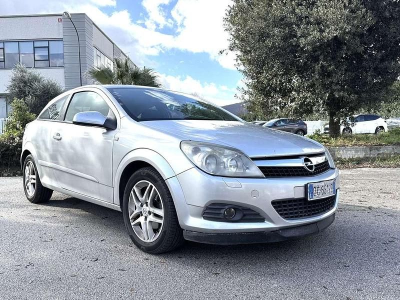Usata Opel Astra GTC Enjoy 90 CV (66 kW) 2006 Argento Coupé