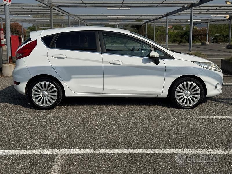 Usata Ford Fiesta Titanium 82 CV (60 kW) 2009 Bianco Utilitaria
