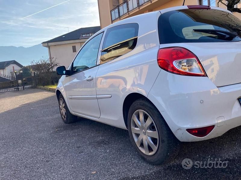Usata Renault Clio II 48 CV (35 kW) 2010 Bianco Berlina