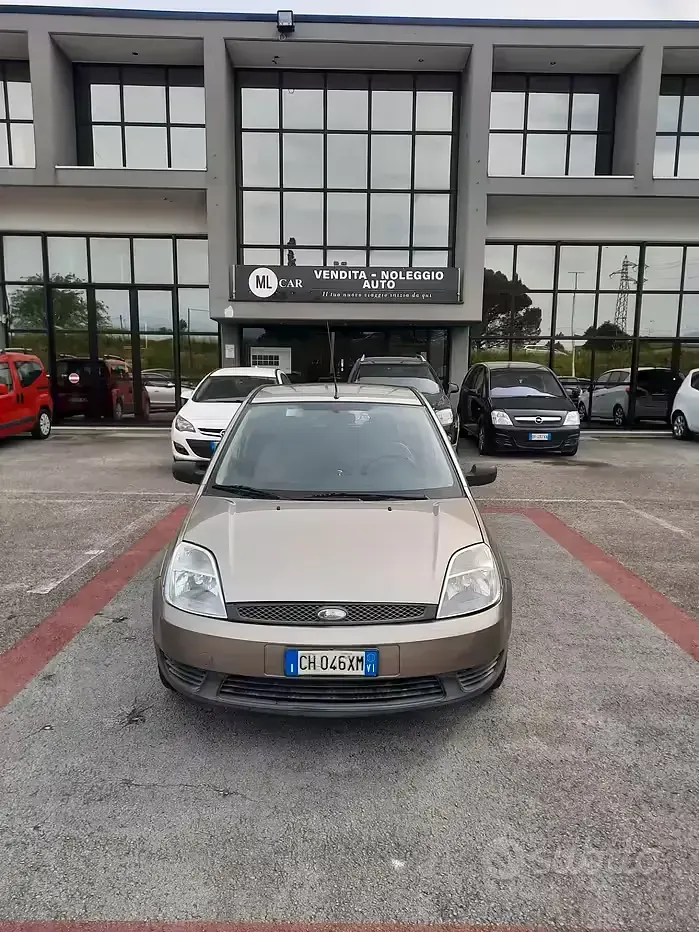Gebraucht Ford Fiesta Ambiente 75 PS (55 kW) 2003 Grau Kleinwagen