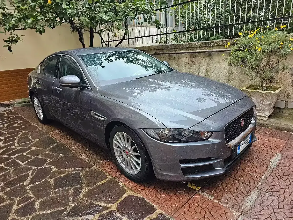 Usata Jaguar XE 163 CV (119 kW) 2017 Grigio Berlina