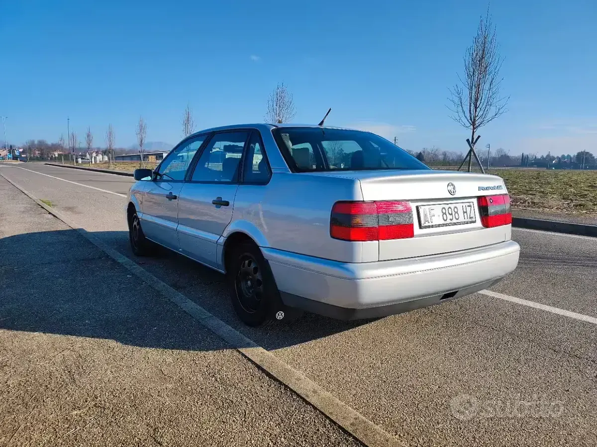 Usata VW Passat 101 CV (74 kW) 1996 Grigio Berlina