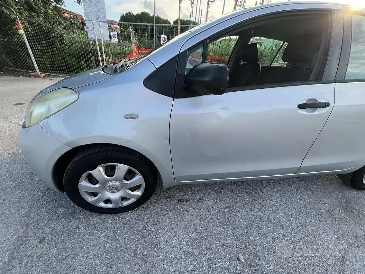 Usata Toyota Yaris Sol 69 CV (50 kW) 2008 Grigio Utilitaria