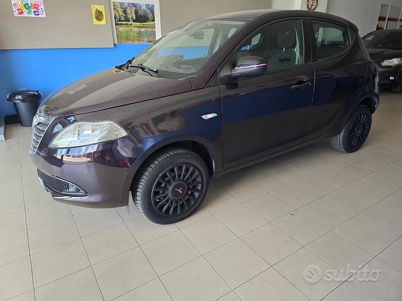 Usata Lancia Ypsilon Gold 85 CV (62 kW) 2013 Viola Utilitaria