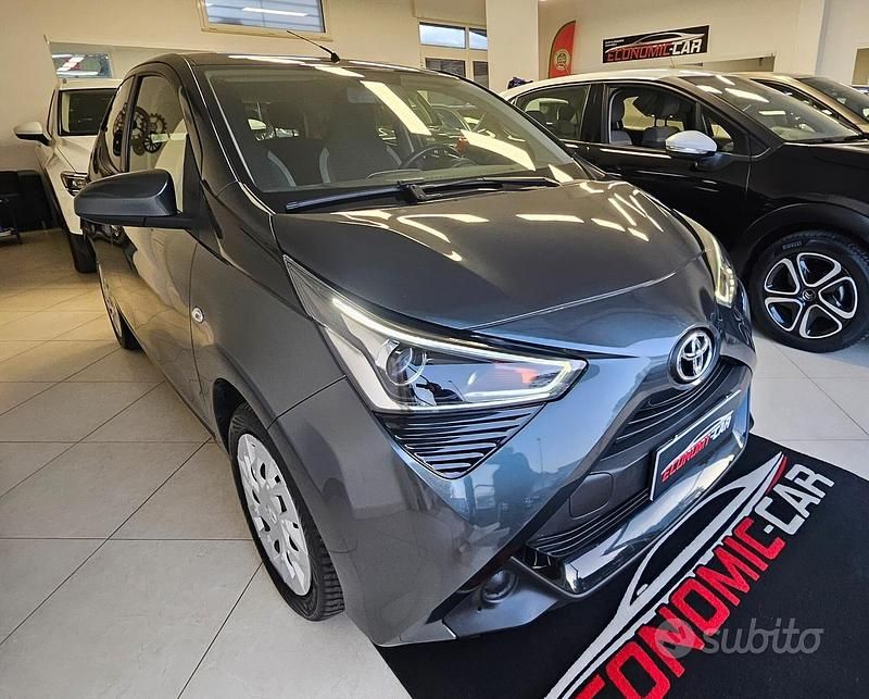 Usata Toyota Aygo Connect Style 72 CV (52 kW) 2020 Grigio Utilitaria