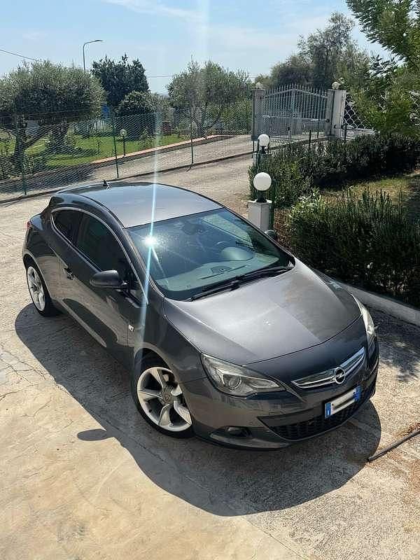 Usata 2012 Opel Astra GTC Cosmo Tre volumi | 7500 € (Buon prezzo) - Immagine 1/4