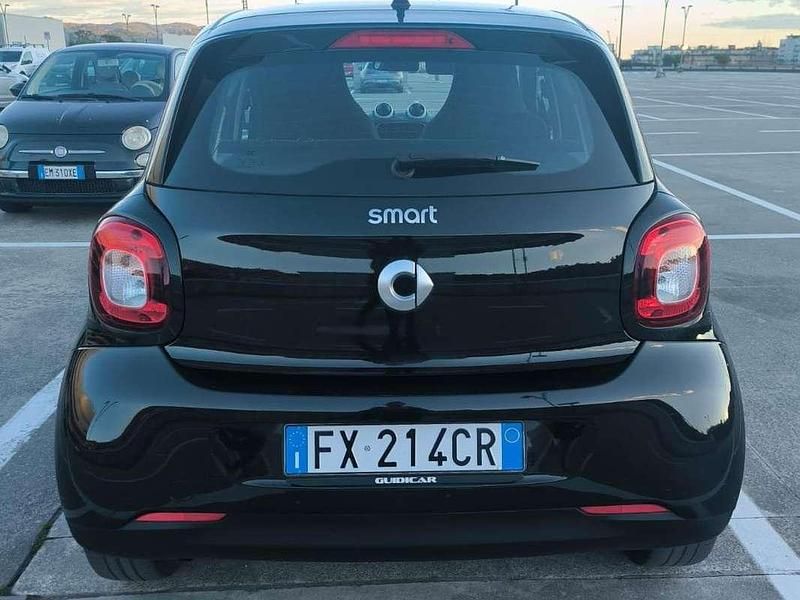 Begagnad Smart ForFour 71 HK (52 kW) 2019 Svart Halvkombi