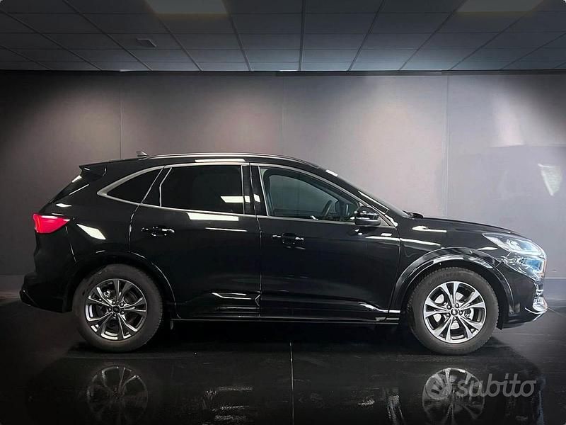 Begagnad Ford Kuga ST-Line 120 HK (88 kW) 2024 Svart SUV