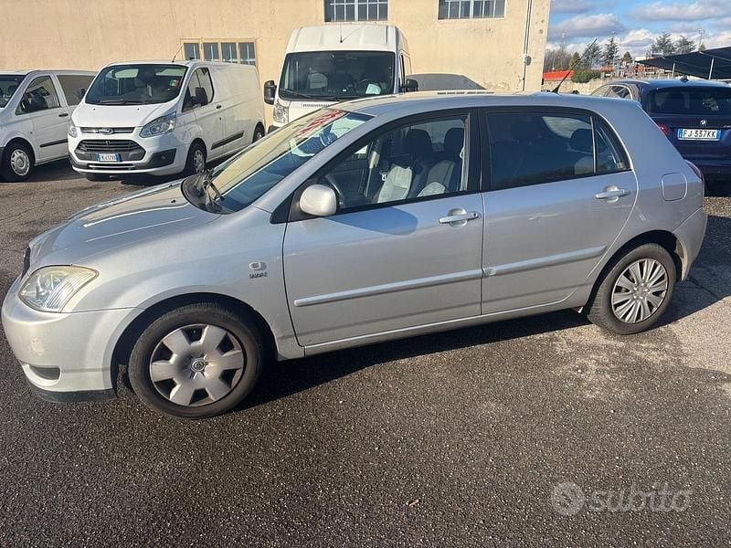 Grigio Usata 2004 Toyota Corolla Tre volumi | 2500 € (Buon prezzo) - Immagine 1/4