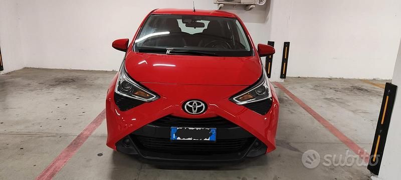 Usata Toyota Aygo 72 CV (52 kW) 2019 Rosso Utilitaria