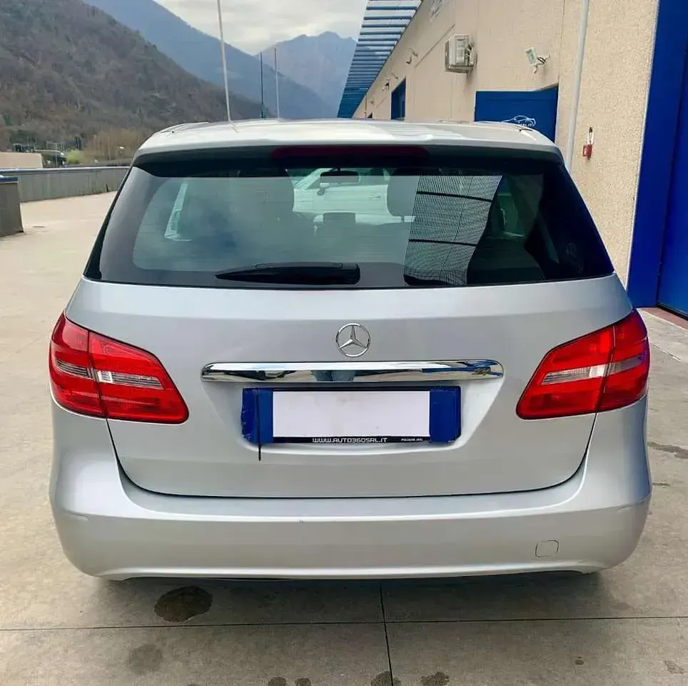 Usata Mercedes B180 Executive 109 CV (80 kW) 2014 Argento metallizzato Utilitaria