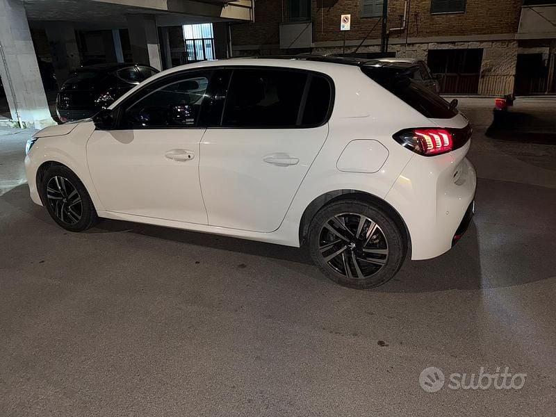 Usata Peugeot 208 102 CV (75 kW) 2023 Bianco Utilitaria