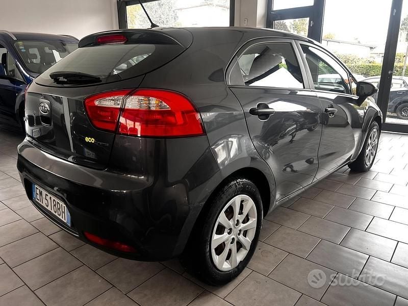 Usata Kia Rio EX 90 CV (66 kW) 2012 Grigio Berlina