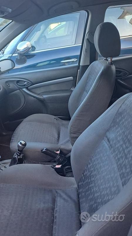 Usata Ford Focus Ghia 90 CV (66 kW) 2000 Grigio Berlina