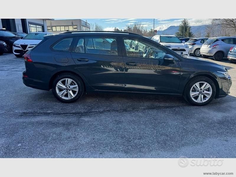 Usata VW Golf VIII Life 116 CV (85 kW) 2022 Grigio Station wagon