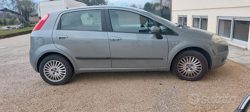 Usata Fiat Grande Punto Dynamic 78 CV (57 kW) 2005 Grigio Utilitaria