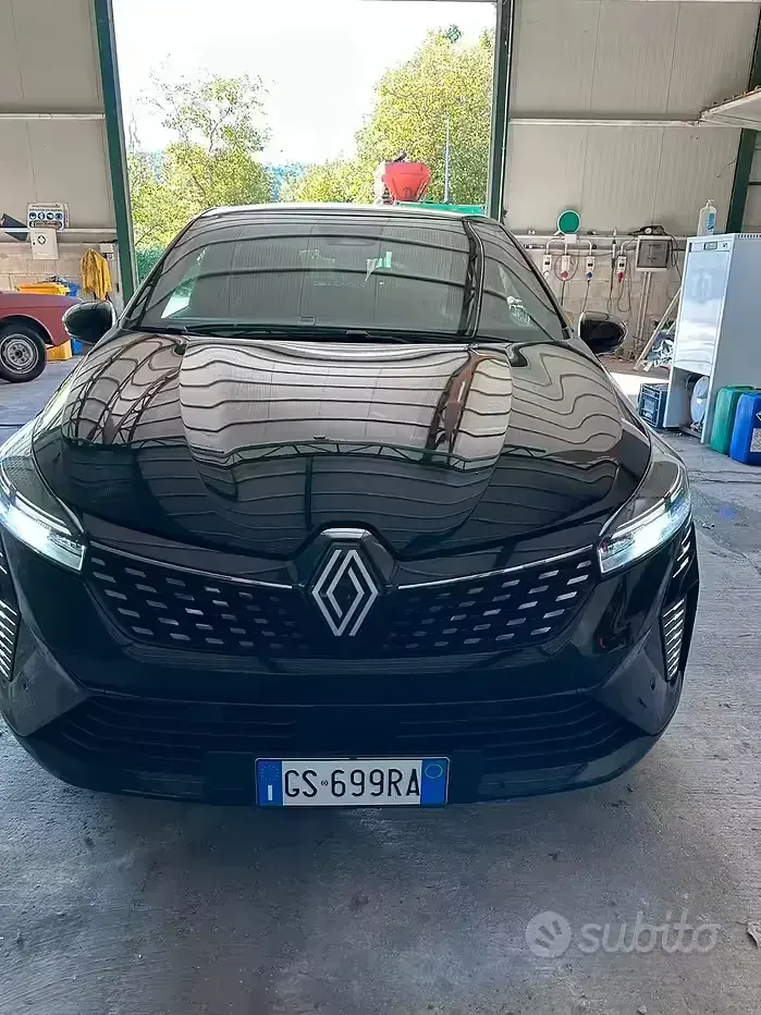 Usado Renault Clio V 101 HP (74 kW) 2023 Preto Sedan