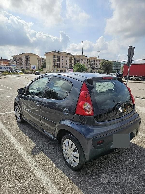 Usata Peugeot 107 68 CV (50 kW) 2007 Grigio Utilitaria