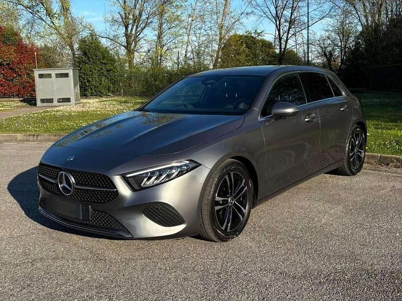 Usata Mercedes A180 Business 116 CV (85 kW) 2025 Grigio montana Berlina