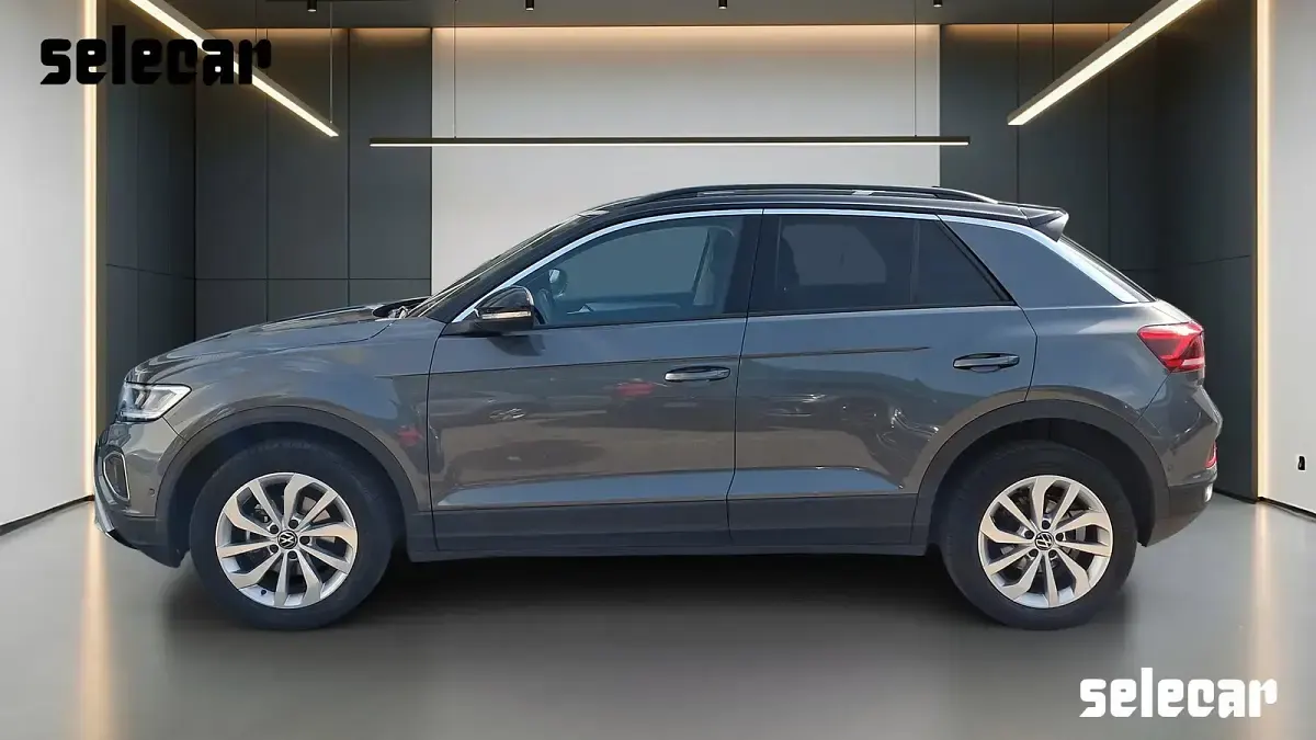 Usata VW T-Roc Life 116 CV (85 kW) 2023 Grigio grafite SUV