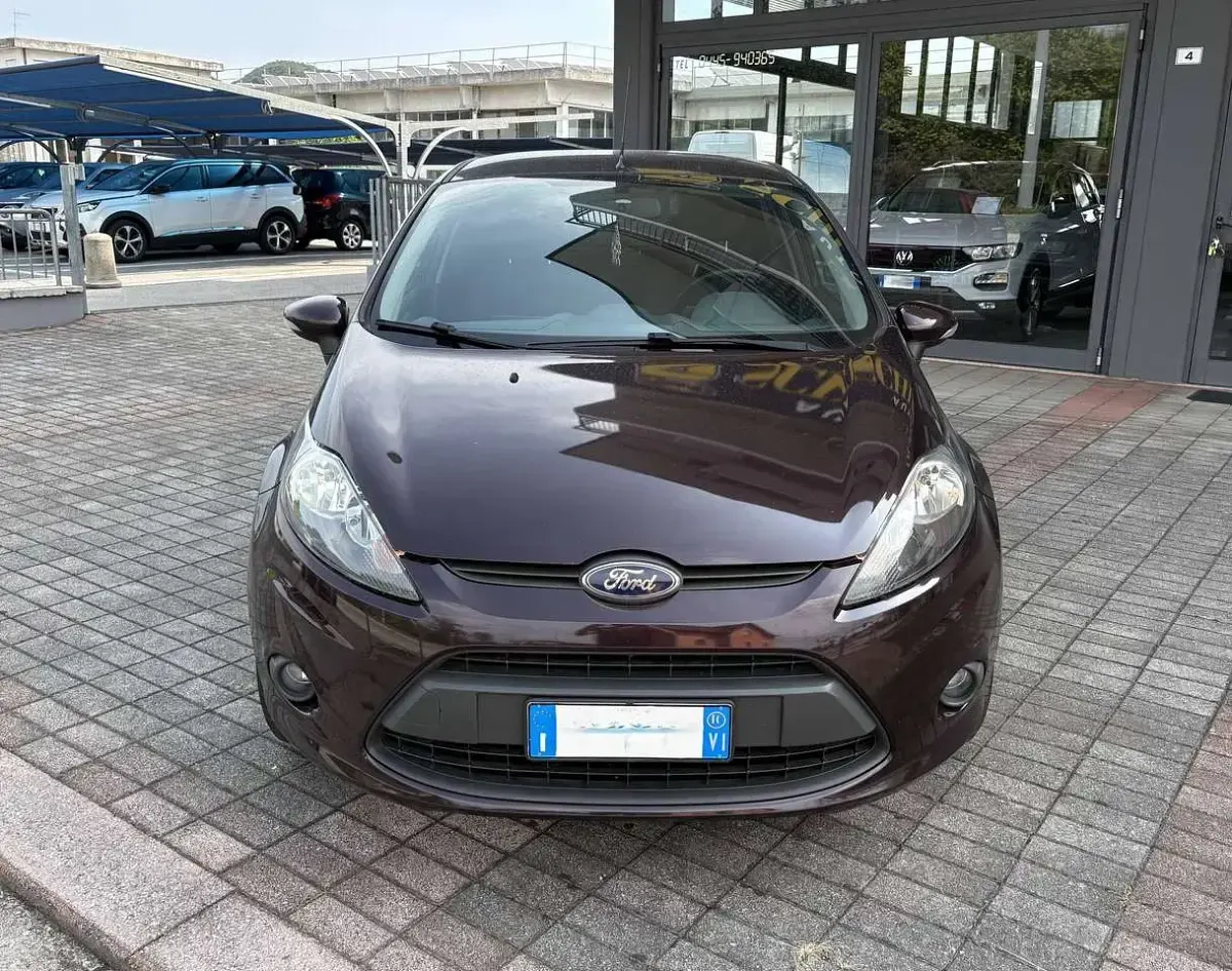 Usata Ford Fiesta 92 CV (67 kW) 2010 Prugna Berlina
