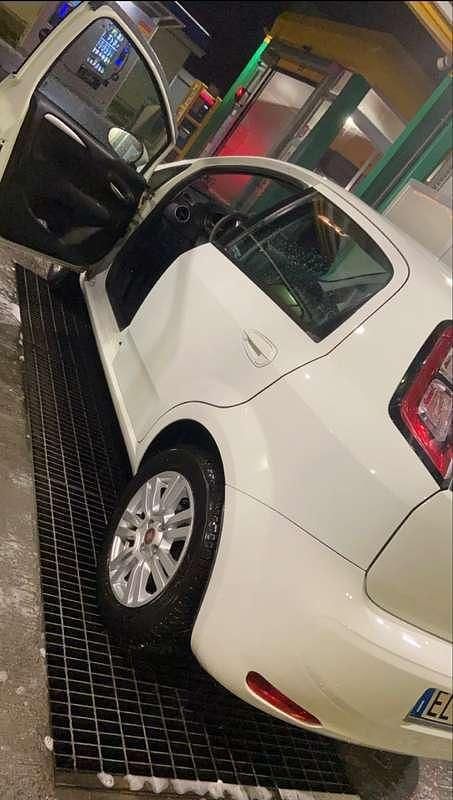 Bianco Usata 2012 Fiat Punto Easy Tre volumi | 4000 € (Ottimo prezzo) - Immagine 1/2