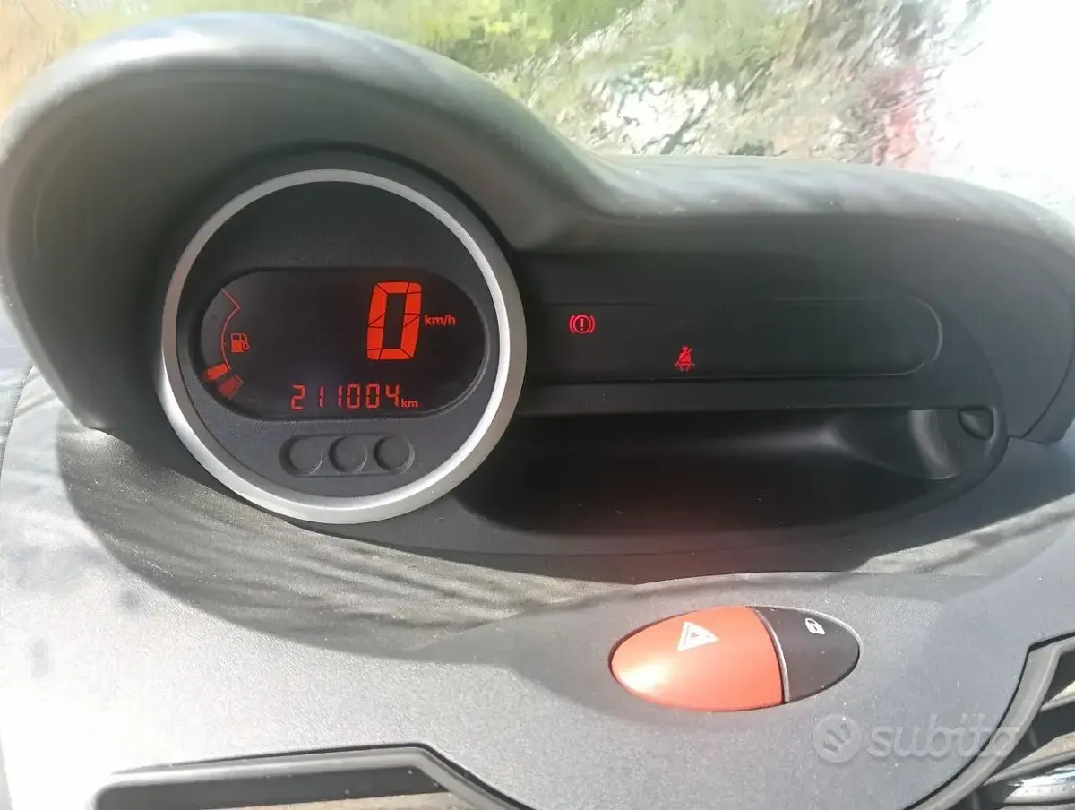 Usata Renault Twingo 75 CV (55 kW) 2012 Rosso Utilitaria