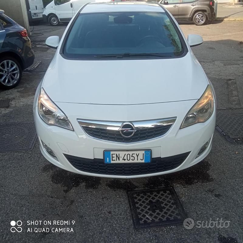 Usata Opel Astra 90 CV (66 kW) 2013 Berlina