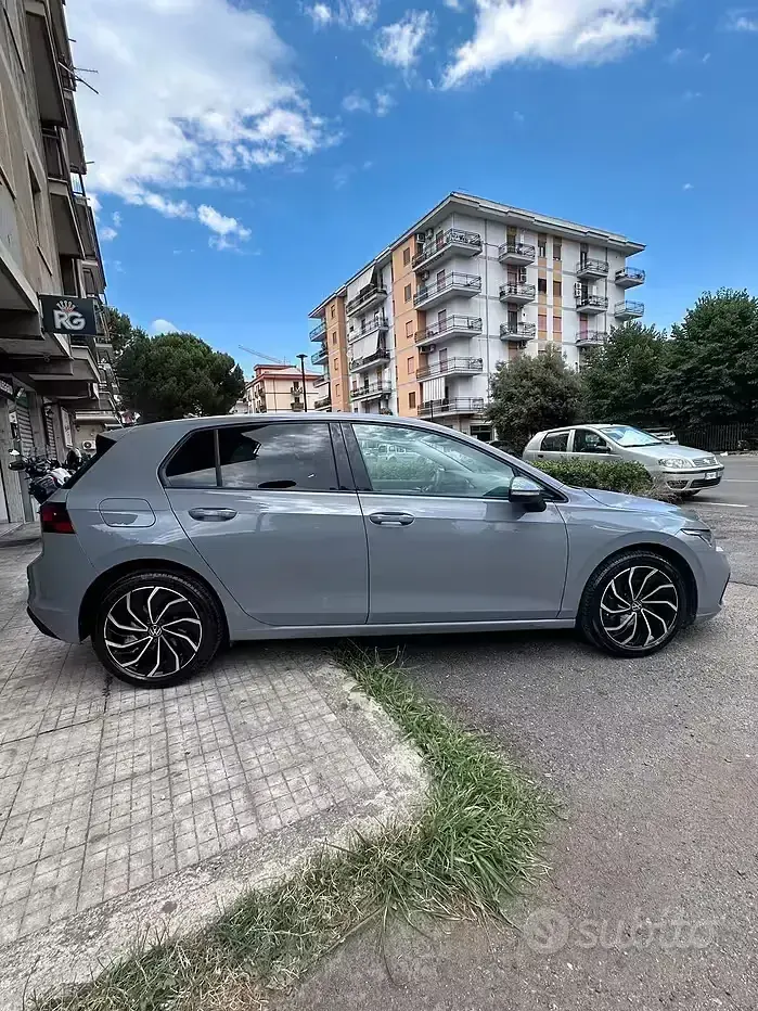 Usata VW Golf VIII Life 131 CV (96 kW) 2021 Grigio Berlina
