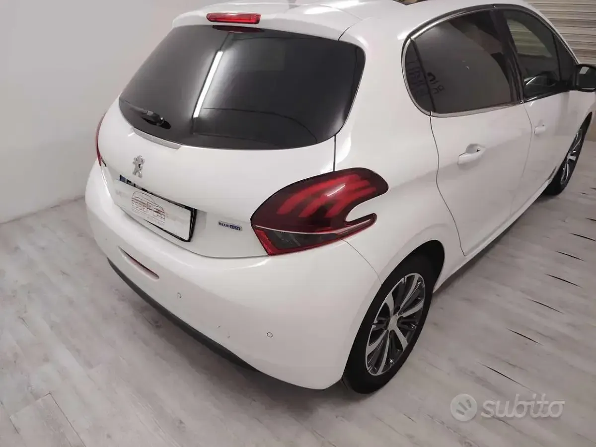 Usata Peugeot 208 Allure 75 CV (55 kW) 2015 Bianco Utilitaria