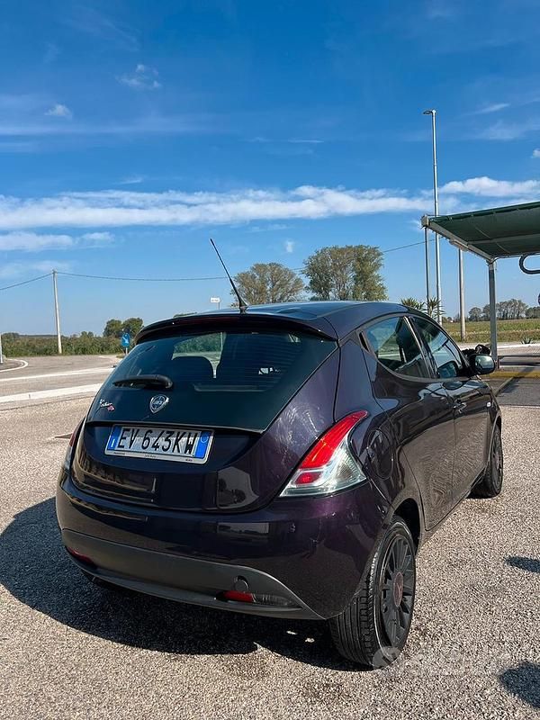 Usata Lancia Ypsilon 69 CV (50 kW) 2014 Nero Utilitaria