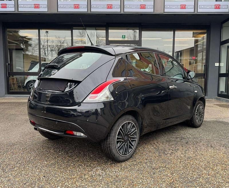 Usata Lancia Ypsilon Gold 69 CV (50 kW) 2018 Nero Utilitaria