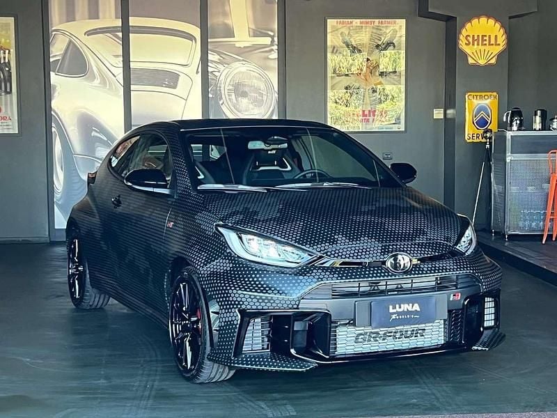 Nero Usata 2024 Toyota Yaris Style Tre volumi | 59.900 € - Immagine 1/4